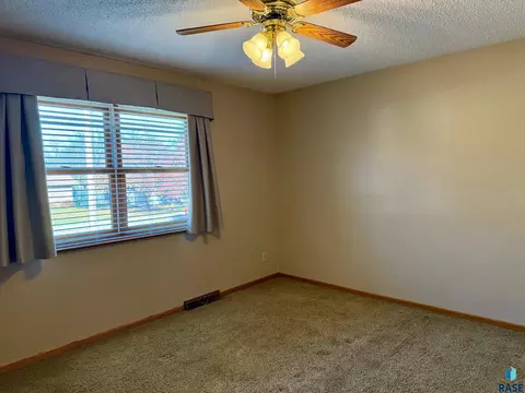 605 E 14th Ave, Mitchell, SD 57301 photo 15