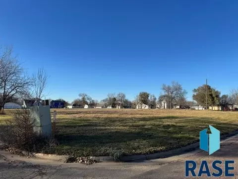 211 SE 4th St, Madison, SD 57042