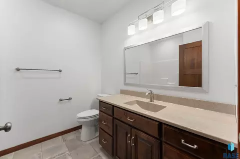 Bath - 961 Thomas Dr, Centerville, SD 57014 photo 1 of 6