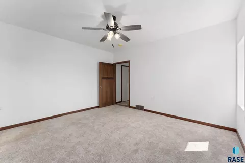 Bedroom - 961 Thomas Dr, Centerville, SD 57014 photo 5 of 6