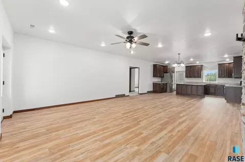 Living - 961 Thomas Dr, Centerville, SD 57014 photo 3 of 6