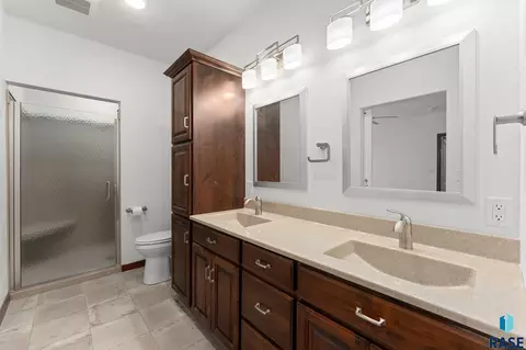 Bath - 961 Thomas Dr, Centerville, SD 57014 photo 3 of 6