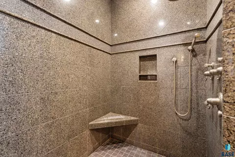 Bath - 48381 277th St, Canton, SD 57013 photo 2 of 5