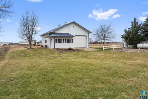 Exterior - 48381 277th St, Canton, SD 57013 photo 9 of 10