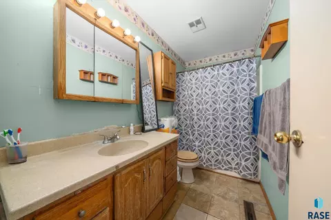 Bath - 2012 E Tracy Ln, Sioux Falls, SD 57103 photo 1 of 2