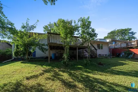 Exterior - 2012 E Tracy Ln, Sioux Falls, SD 57103 photo 7 of 12