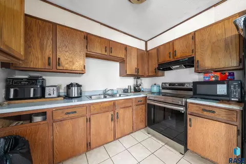 Kitchen - 2012 E Tracy Ln, Sioux Falls, SD 57103 photo 1 of 6