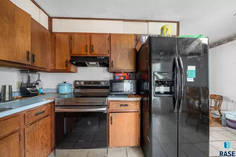 Kitchen - 2012 E Tracy Ln, Sioux Falls, SD 57103 photo 2 of 6