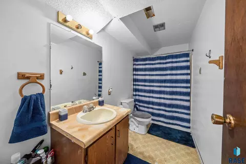 Bath - 2012 E Tracy Ln, Sioux Falls, SD 57103 photo 2 of 2