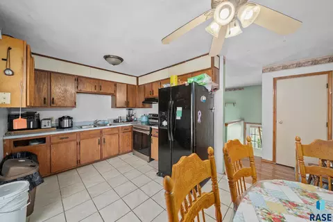 Kitchen - 2012 E Tracy Ln, Sioux Falls, SD 57103 photo 5 of 6