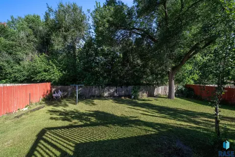 Exterior - 2012 E Tracy Ln, Sioux Falls, SD 57103 photo 11 of 12