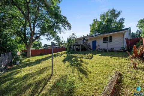 Exterior - 2012 E Tracy Ln, Sioux Falls, SD 57103 photo 10 of 12