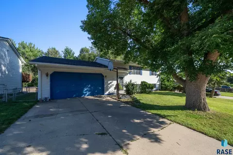 Exterior - 2012 E Tracy Ln, Sioux Falls, SD 57103 photo 2 of 12
