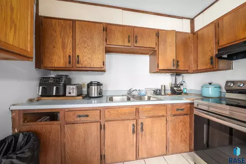 Kitchen - 2012 E Tracy Ln, Sioux Falls, SD 57103 photo 3 of 6