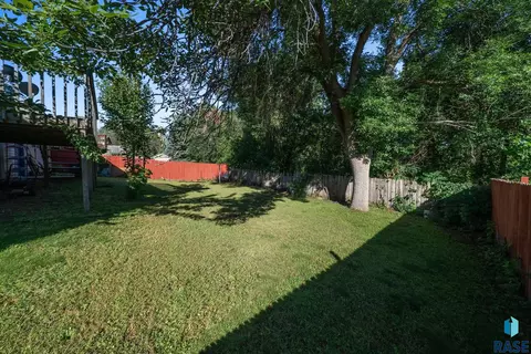 Exterior - 2012 E Tracy Ln, Sioux Falls, SD 57103 photo 8 of 12