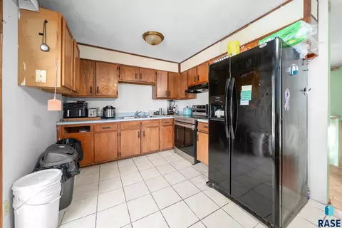 Kitchen - 2012 E Tracy Ln, Sioux Falls, SD 57103 photo 4 of 6