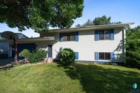 Exterior - 2012 E Tracy Ln, Sioux Falls, SD 57103 photo 3 of 12