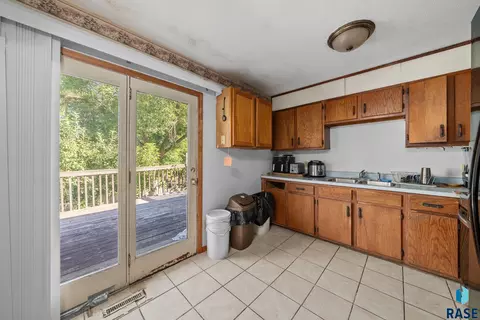 Kitchen - 2012 E Tracy Ln, Sioux Falls, SD 57103 photo 6 of 6
