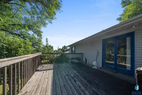 Exterior - 2012 E Tracy Ln, Sioux Falls, SD 57103 photo 6 of 12