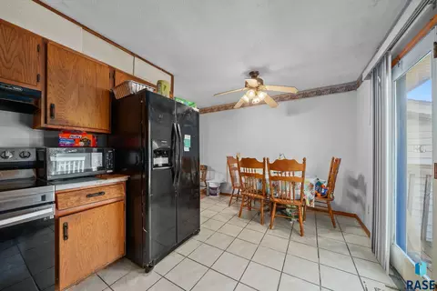 Dining - 2012 E Tracy Ln, Sioux Falls, SD 57103 photo 1 of 2