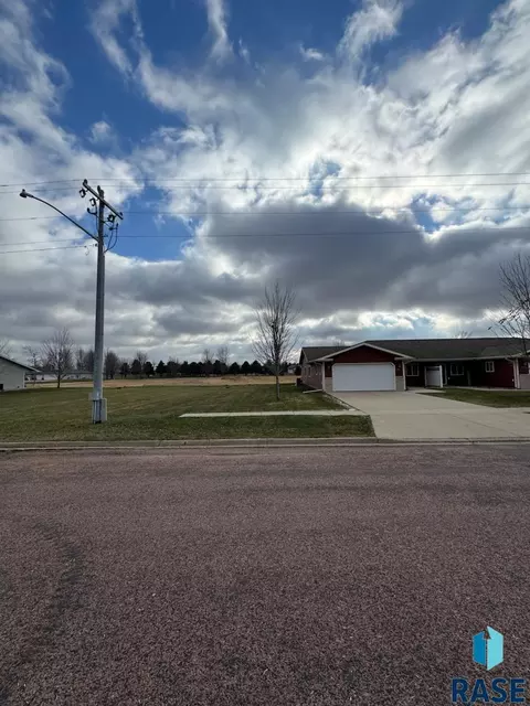 201 W Willow St, Beresford, SD 57004 photo 2