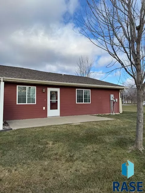 201 W Willow St, Beresford, SD 57004 photo 4