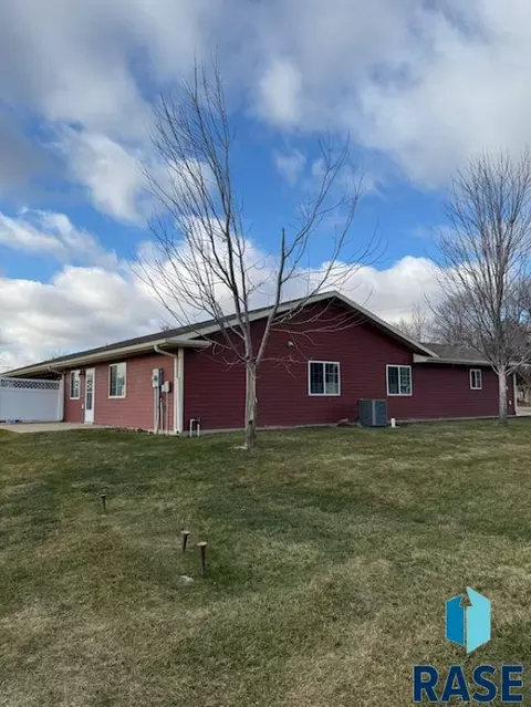 201 W Willow St, Beresford, SD 57004 photo 5