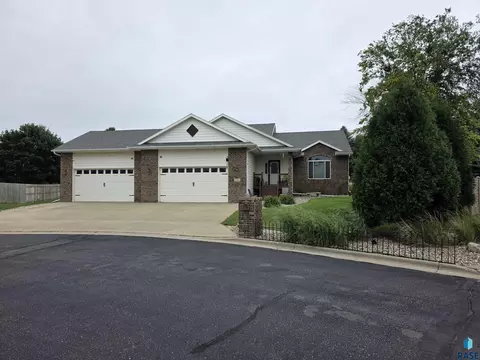 5205 S Summerfield Pl, Sioux Falls, SD 57108