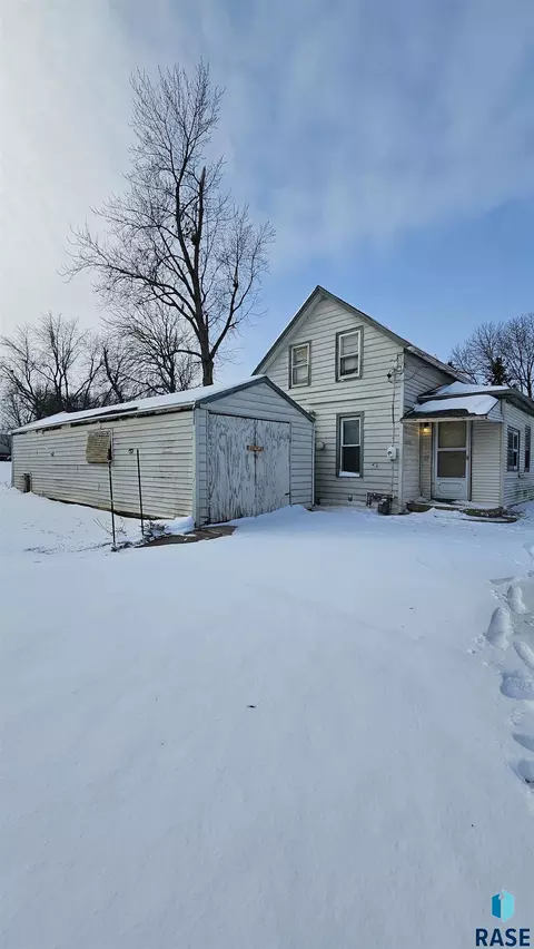 321 E 4th Ave, Lennox, SD 57039 photo 1