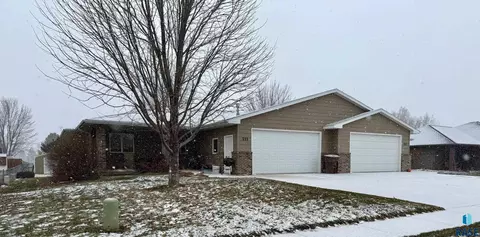 711 W 16th Ave, Mitchell, SD 57301
