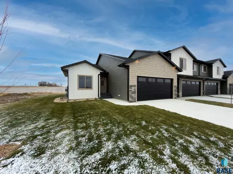 2816 E Hazelnut St, Brandon, SD 57005 photo 2