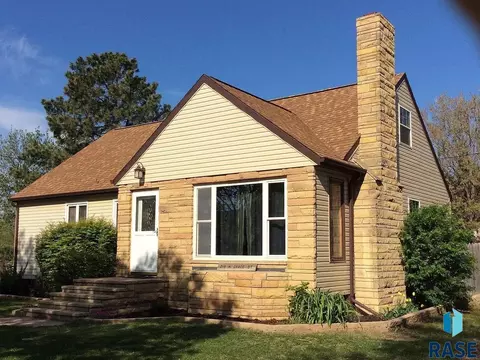 219 N Grace St, Chamberlain, SD 57325 photo 1