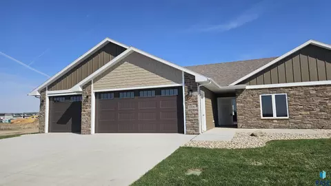 3306 E Prairie Wind St, Sioux Falls, SD 57108