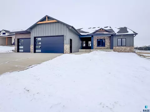 8320 E Sheridan Cir, Sioux Falls, SD 57110