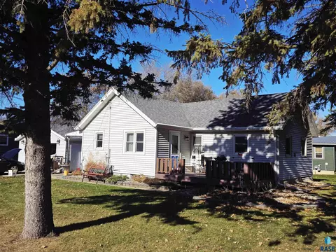 901 2nd St NW, Pipestone, MN 56164