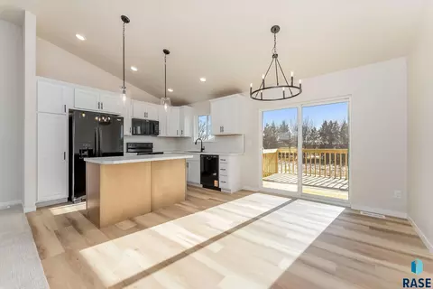 1015 E Fannings St, Tea, SD 57064 photo 2