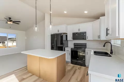 1015 E Fannings St, Tea, SD 57064 photo 4