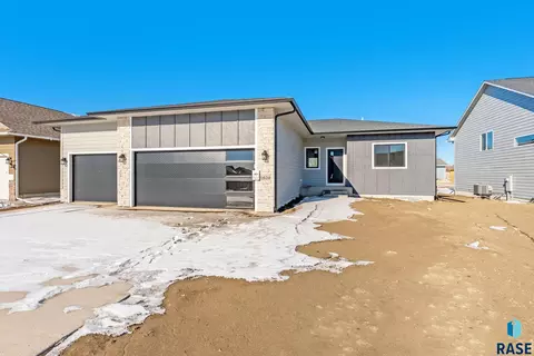 Exterior - 1020 E Fannings St, Tea, SD 57064 photo 2 of 5