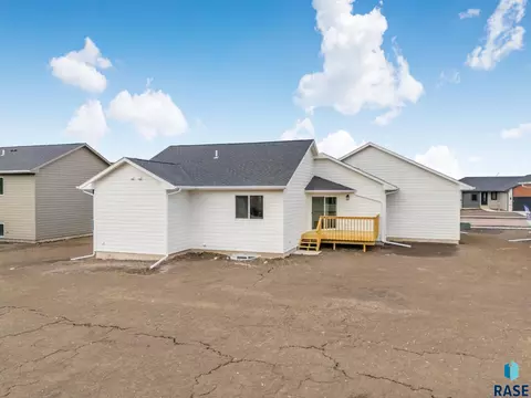 Exterior - 1300 N Poplar Ave, Tea, SD 57064 photo 2 of 5