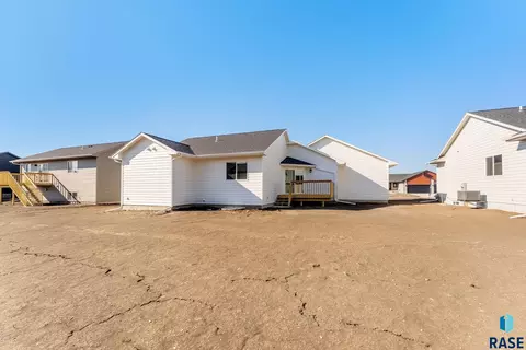 Exterior - 1300 N Poplar Ave, Tea, SD 57064 photo 4 of 5