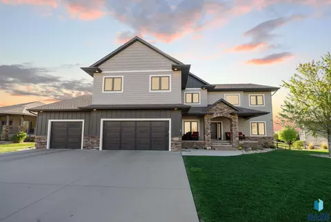 1301 Hyannis Port Ln, Sioux Falls, SD 57106