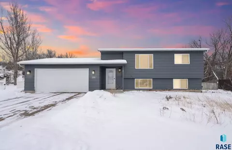 1001 N Homestead Cir, Sioux Falls, SD 57103