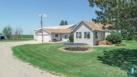 270 31st St, Hills, MN 56138
