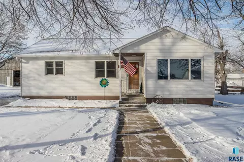 112 E Plum St, Freeman, SD 57029 photo 2