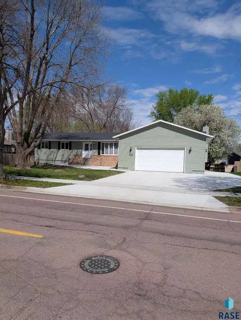 5808 W 32 St, Sioux Falls, SD 57106