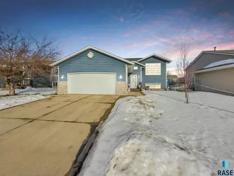 7420 W Luke Dr, Sioux Falls, SD 57106