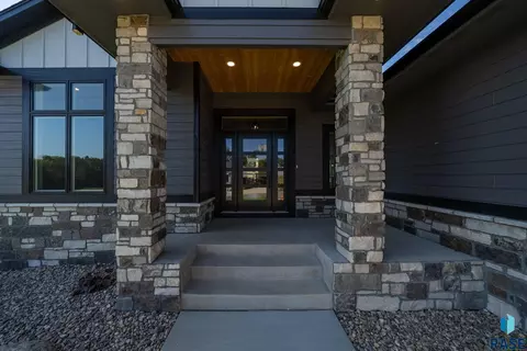 1101 N Scots Pine Dr, Sioux Falls, SD 57110 photo 3