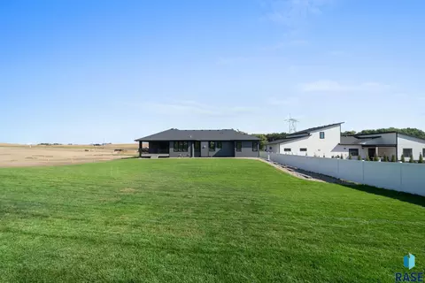 1101 N Scots Pine Dr, Sioux Falls, SD 57110 photo 59