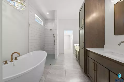 Bath - 7400 E Shadow Pine Cir, Sioux Falls, SD 57110 photo 6 of 14