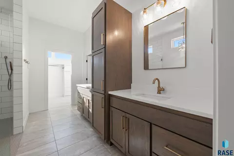 Bath - 7400 E Shadow Pine Cir, Sioux Falls, SD 57110 photo 2 of 14